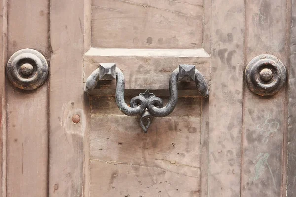 La manija antigua de la puerta en Venecia - viajar Italia — Foto de Stock