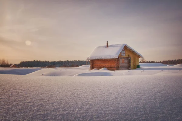Rus kırsal ev kış karla kaplı