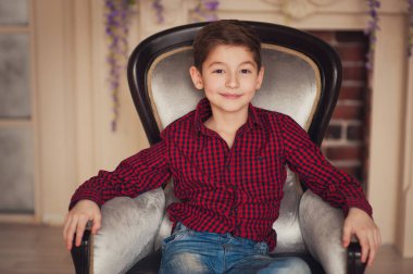 Stüdyo güzel gülümseyen bir çocuk portresi