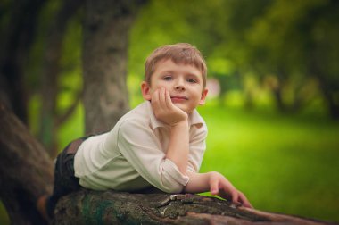 Parktaki mutlu küçük bir çocuğun portresi.