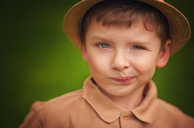 Parktaki mutlu küçük bir çocuğun portresi.