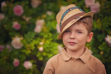 Parktaki mutlu küçük bir çocuğun portresi.