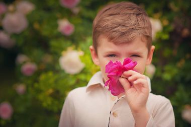 Parktaki mutlu küçük bir çocuğun portresi.