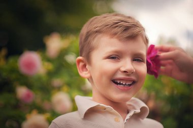 Parktaki mutlu küçük bir çocuğun portresi.