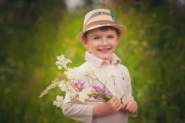 Πορτρέτο Ενός Ευτυχισμένου Μικρού Αγοριού Στο Πάρκο — Φωτογραφία Αρχείου