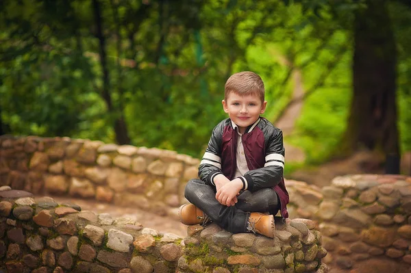 Portrét Šťastného Chlapečka Parku — Stock fotografie