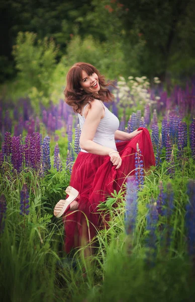 Vacker Flicka Ett Fält Blommor — Stockfoto