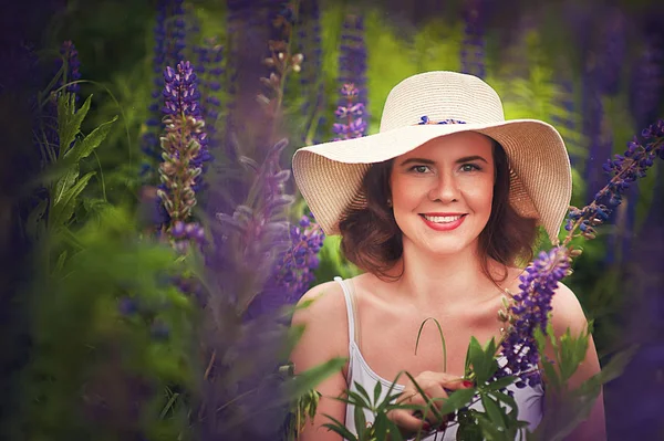 Hermosa Chica Campo Flores —  Fotos de Stock