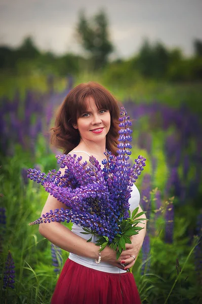 Hermosa Chica Campo Flores —  Fotos de Stock