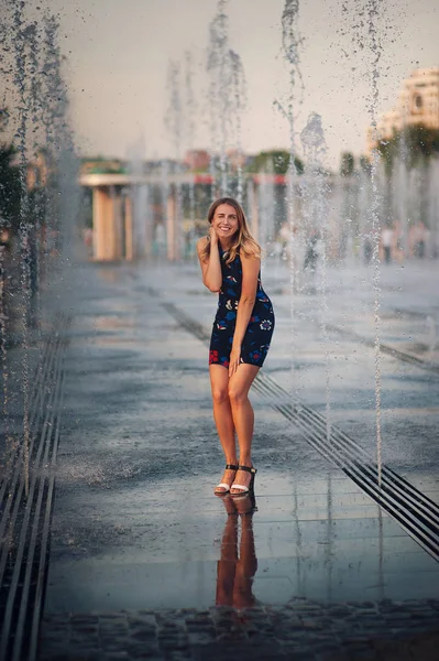 Schöne Blonde Sexy Touristenmädchen Fuß Belebten Straßen Der Stadt Mit — Stockfoto