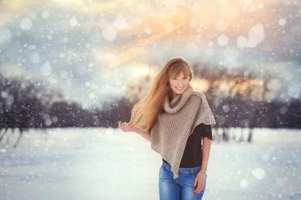 美しい一日の冬雪の公園で美しい少女 — ストック写真