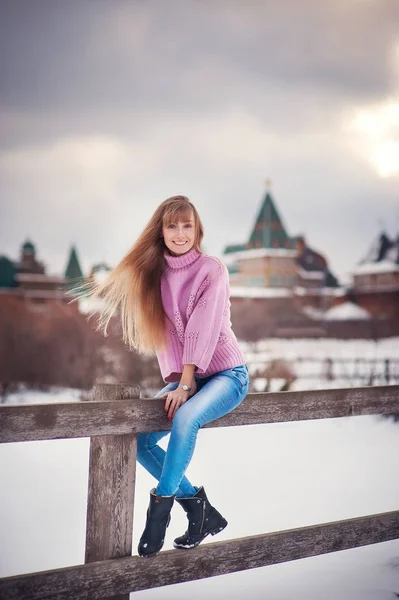 Vacker Flicka Vacker Dag Vinter Snöpark — Stockfoto
