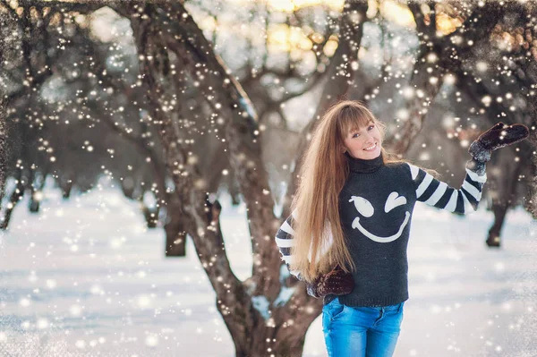 Hermosa Chica Hermoso Parque Nieve Invierno Día — Foto de Stock