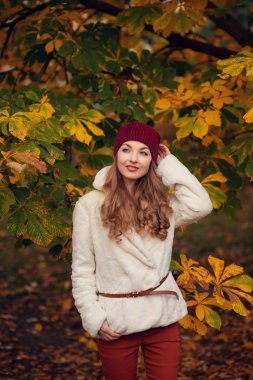 Moskova şehrinin arka planında şapkalı güzel bir sarışının portresi.