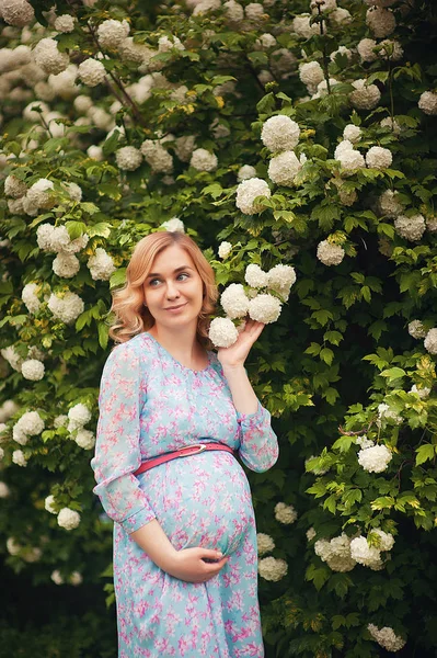 Hamile Mutlu Kadın Karnına Dokunuyor Hamile Orta Yaşlı Anne Portresi — Stok fotoğraf