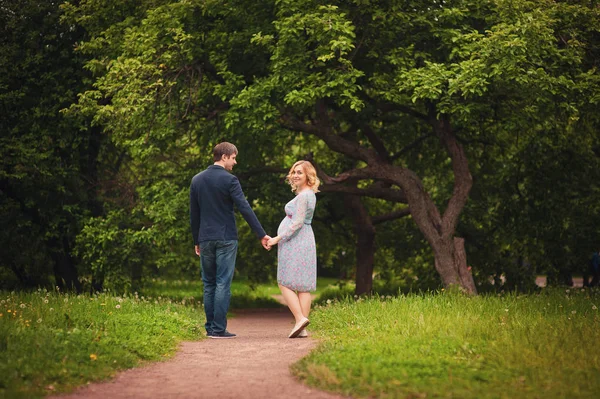 Beeld Van Mooie Zwangere Vrouw Haar Knappe Man Buik Knuffelen — Stockfoto