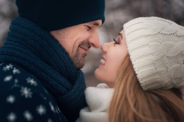 Genç aşıklar birbirlerini kucaklarlar. Dr. Winter yürüyüşü.