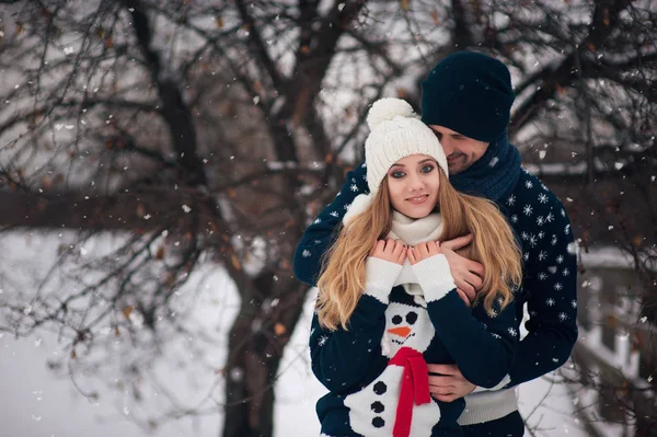 Genç aşıklar birbirlerini kucaklarlar. Dr. Winter yürüyüşü.