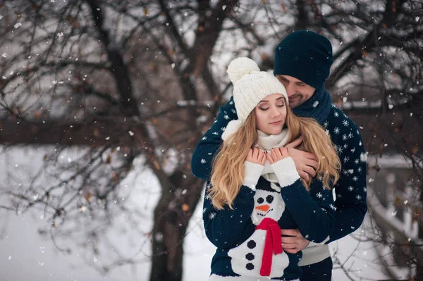 Genç aşıklar birbirlerini kucaklarlar. Dr. Winter yürüyüşü.