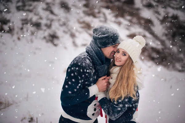 Молодые Влюбленные Обнимаются Друг Другом Зимой Прогулка Парке — стоковое фото