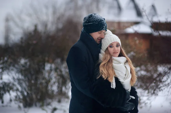 Genç aşıklar birbirlerini kucaklarlar. Dr. Winter yürüyüşü.