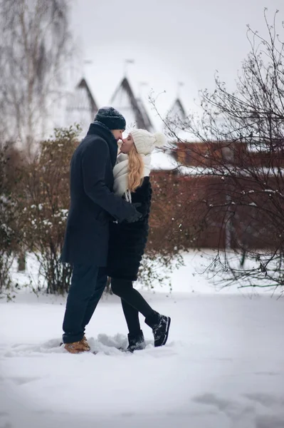 Genç aşıklar birbirlerini kucaklarlar. Dr. Winter yürüyüşü.