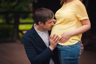 Görüntü güzel hamile kadın ve yakışıklı kocası karın sarılma 