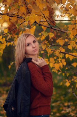 Moskova şehrinin arka planında şapkalı güzel bir sarışının portresi.