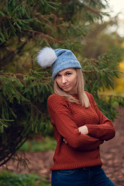 Portrait Une Jeune Belle Blonde Coiffée Chapeau Sur Fond Ville — Photo