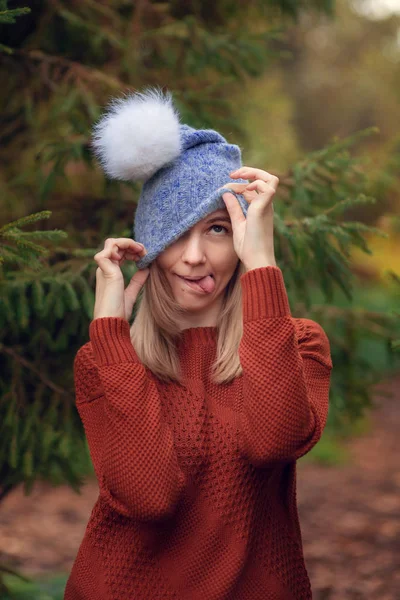 Retrato Una Joven Rubia Hermosa Sombrero Sobre Fondo Ciudad Moscú —  Fotos de Stock