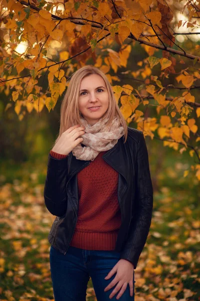 Retrato Una Joven Rubia Hermosa Sombrero Sobre Fondo Ciudad Moscú —  Fotos de Stock