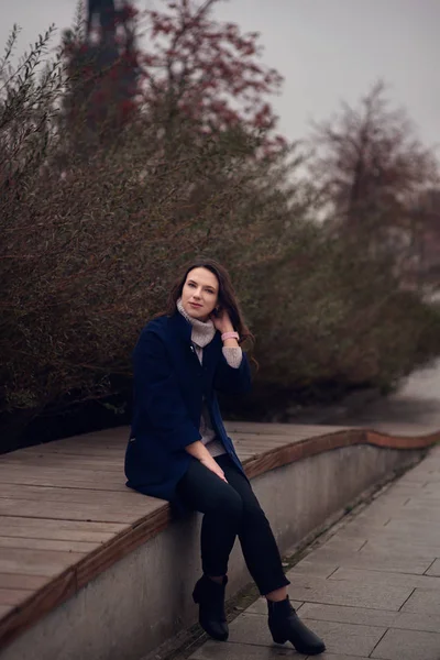 Retrato Otoño Una Hermosa Joven Caminando Por Centro Ciudad — Foto de Stock