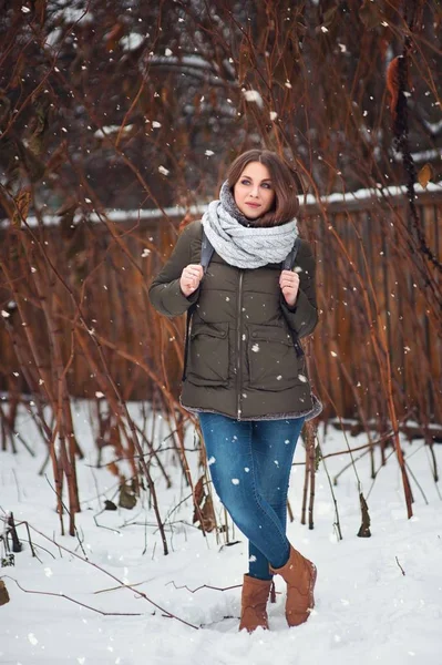 Hermoso Retrato Mujer Alegre Una Ciudad Chica Sonriente Tiempo Navidad —  Fotos de Stock