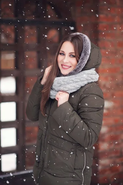 Hermoso Retrato Mujer Alegre Una Ciudad Chica Sonriente Tiempo Navidad —  Fotos de Stock