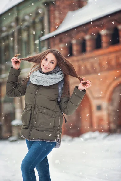 Şehirde güzel, neşeli bir kadın portresi. Gülümseyen kız. Noel zamanı