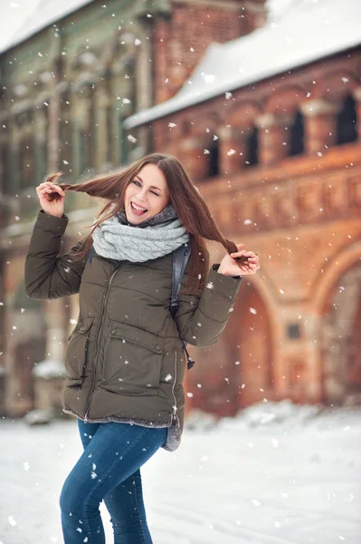 Hermoso Retrato Mujer Alegre Una Ciudad Chica Sonriente Tiempo Navidad —  Fotos de Stock