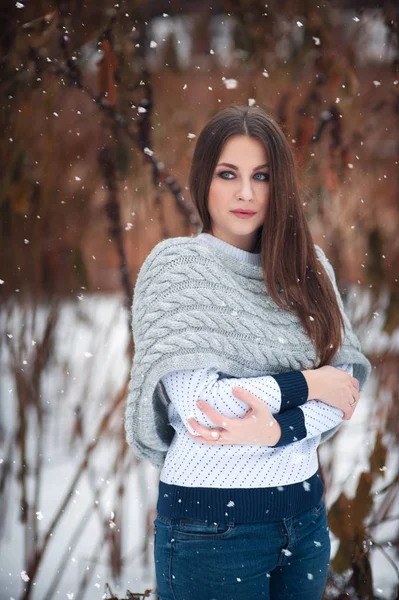 Hermoso Retrato Mujer Alegre Una Ciudad Chica Sonriente Tiempo Navidad —  Fotos de Stock