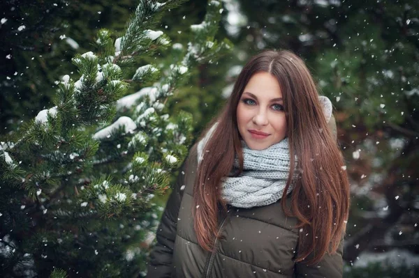 Şehirde Güzel Neşeli Bir Kadın Portresi Gülümseyen Kız Noel Zamanı — Stok fotoğraf