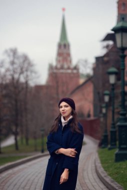 Şehir merkezinde yürüyen güzel bir genç kızın sonbahar portresi..