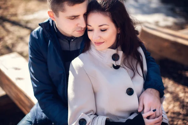 Casal Jovem Amor Livre Eles Estão Sorrindo Olhando Para Outro — Fotografia de Stock