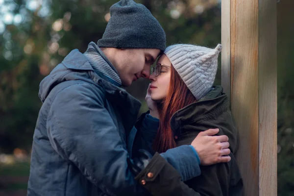 Jeune Couple Fait Des Câlins Sourit Promenant Dans Centre Une — Photo