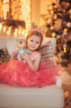 Noel ağacı süsleyen küçük bir kız. Noel zamanı. Yeni Yıl