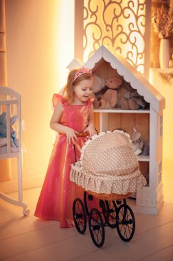 Noel ağacı süsleyen küçük bir kız. Noel zamanı. Yeni Yıl