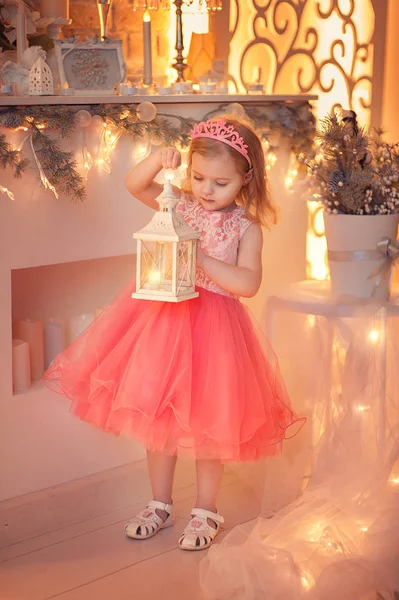 Noel ağacı süsleyen küçük bir kız. Noel zamanı. Yeni Yıl