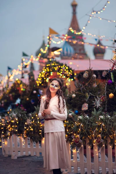 Portrait Noël Fille Heureuse Tenant Feu Scintillant Feu Artifice Plein — Photo