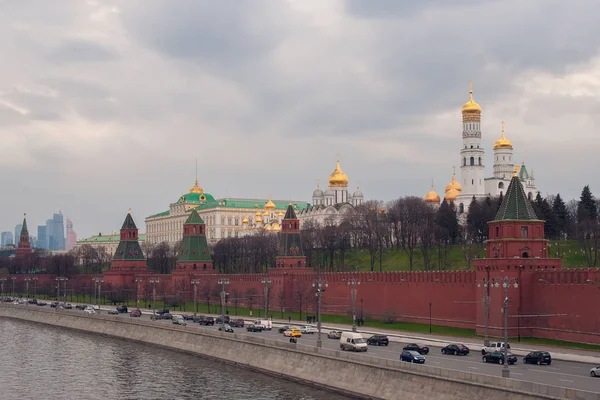 Prachtig Uitzicht Rode Baksteen Moskou Kremlin Toren Met Gouden Kerk — Stockfoto