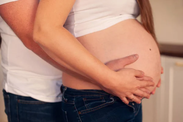 Ritagliato Immagine Bella Donna Incinta Suo Bel Marito Abbracciare Pancia — Foto Stock