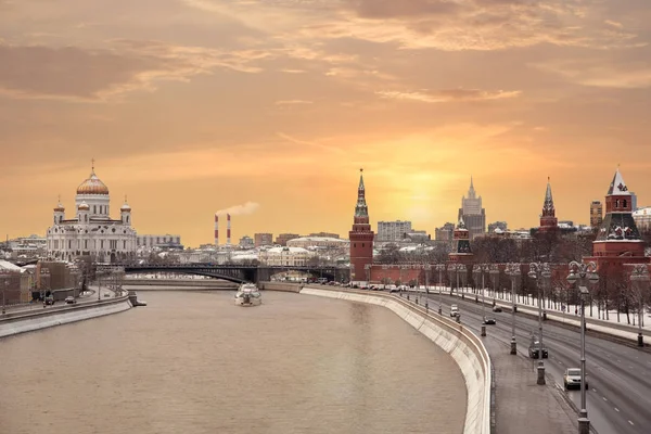 Panoramisch Uitzicht Moskou Rivier Het Kremlin Paleis Rusland Bij Zonsondergang Rechtenvrije Stockafbeeldingen