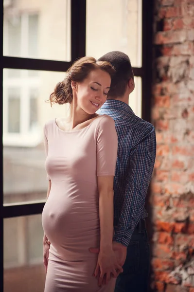 Bijgesneden Afbeelding Van Mooie Zwangere Vrouw Haar Knappe Man Buik — Stockfoto