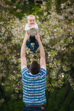 Baba ve küçük oğlu bahar parkında birlikte oynuyorlar. Babalar Günü..